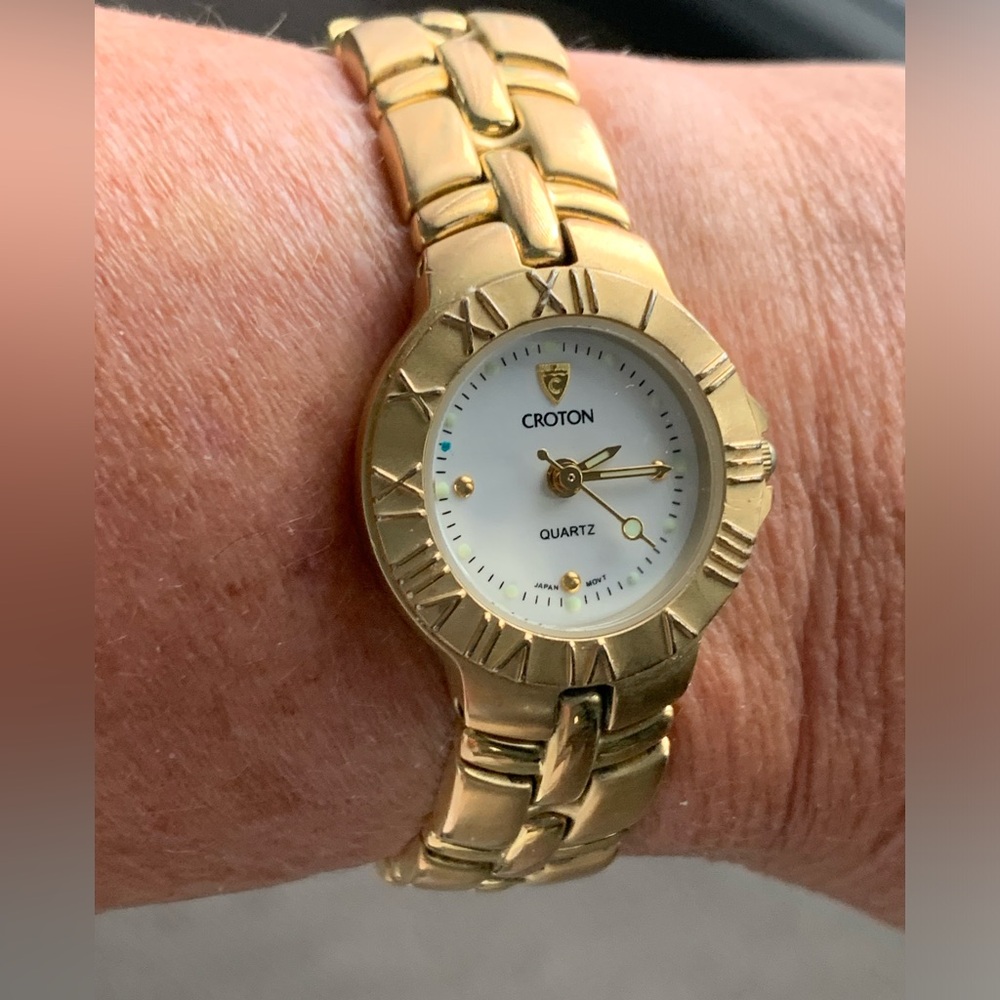 Croton ladies gold plated quartz movement watch with extra links.